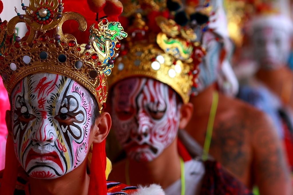 Kabuki brush - Japanese actors wearing thick layers of white face paint, called oshiroi, and colorful accents, called kumadori, to emphasize their facial expressions and emotions.