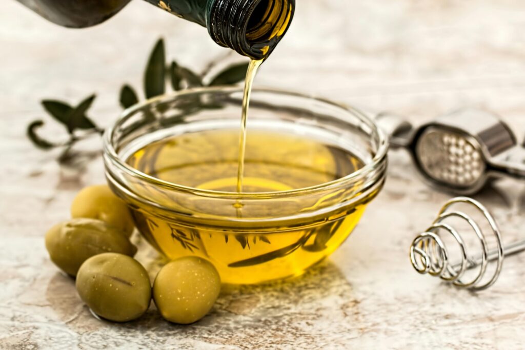 Castor Oil for Eyelashes and Eyebrows: A Natural Remedy? 1