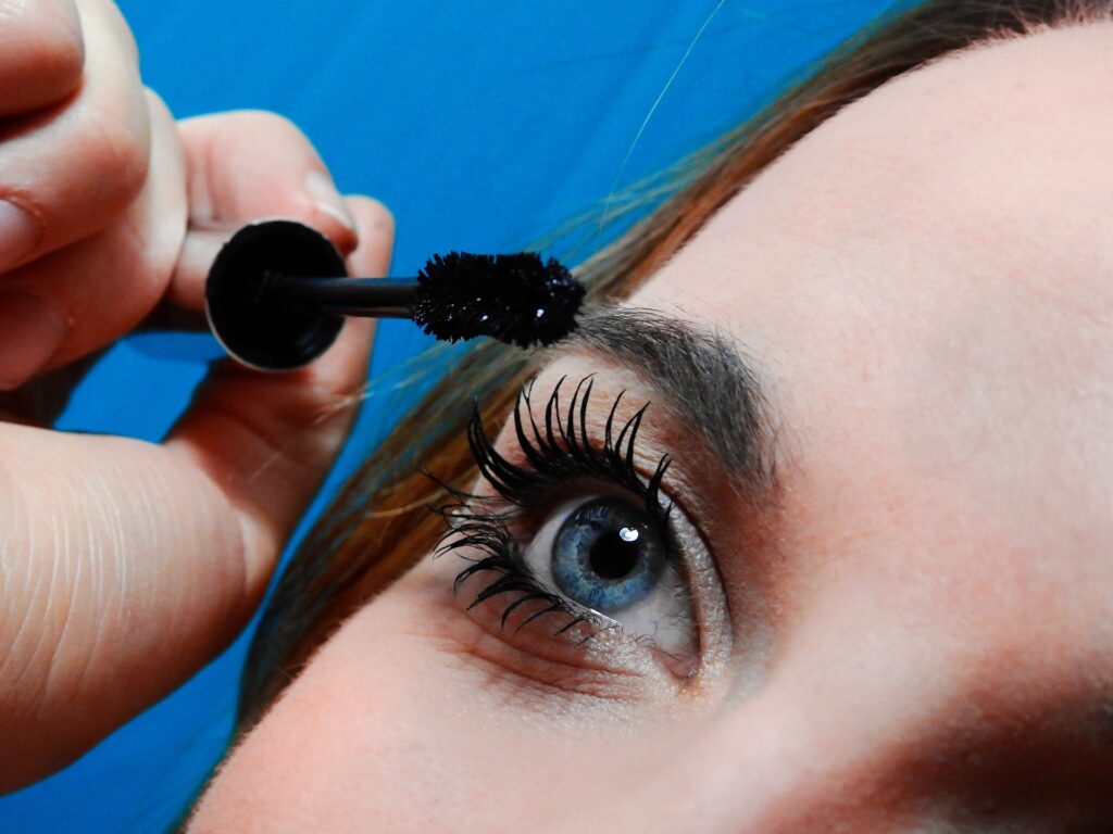 Castor Oil for Eyelashes and Eyebrows: A Natural Remedy? 2