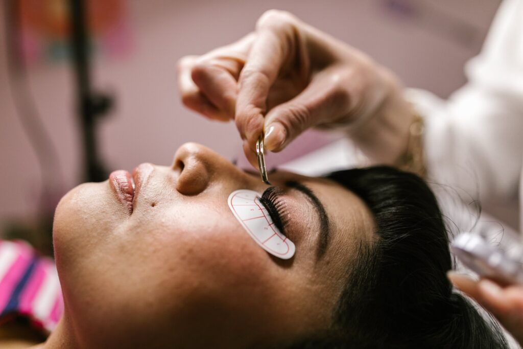 The Ultimate Guide to the Best Professional Eyelash Extension Glue 2