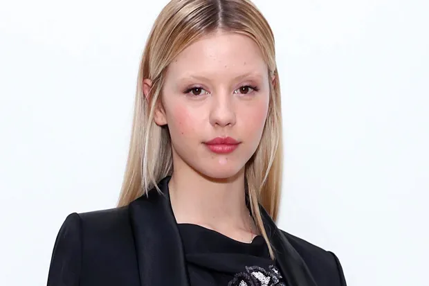 Mia Goth Eyebrows: Everything You Need to Know 1